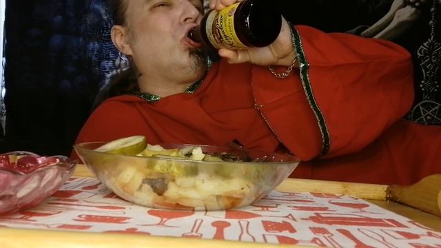 Мукбанг на Диване выпуск 303й. #винегрет #борщ #жаренаякартошка #котлета #мукбанг #обжор #mukbang