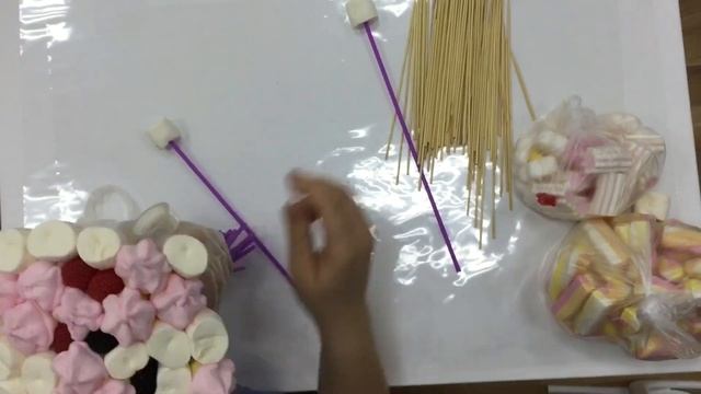 Как сделать сладкий букет из суфле и мармелада? смотреть онлайн
