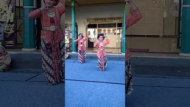 Tari Retno Asri (Tradisional Java Dance) - Yogyakarta, Indonesia смотреть онлайн