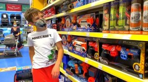 Катя и Макс едут с папой в магазин