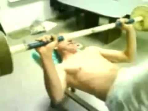 Охранник качается...