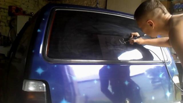 Процесс гравировки черепа на заднем стекле автомобиля Ока. смотреть онлайн