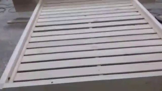 Кровать из массива Дерева готова под покрытие смотреть онлайн
