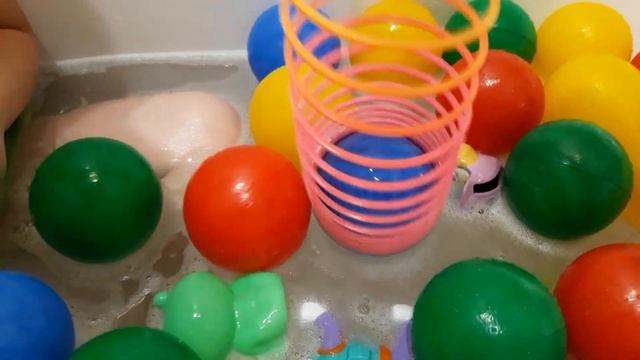 Куколки LOL и Щенячий патруль купаются с Миланой в ванной.Видео для малышей.Детское видео. смотреть онлайн