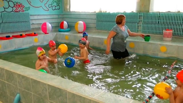 Как научить ребенка плавать УРОКИ ПЛАВАНИЯ в бассейне Игры в бассейне Бассейн в детском саду смотреть онлайн