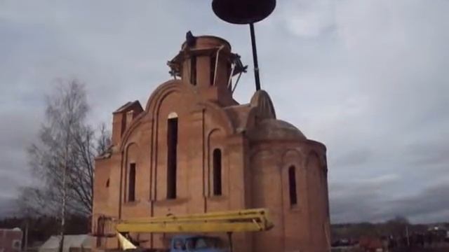 Установка купола на храм в деревне Бычиха смотреть онлайн