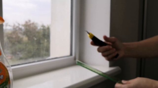 Как наклеить бронепленку на окна. Поклейка защитной пленки самому. Защита окна и стекол плёнкой. смотреть онлайн