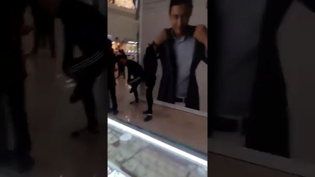 Подростки пугают посетителей торгового центра "Мармелад" в Великом Новгороде смотреть онлайн