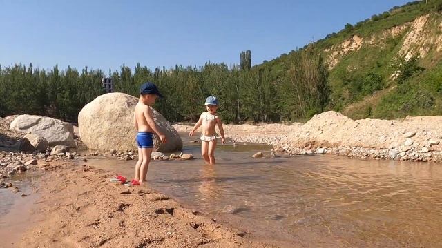 SOFI_YA Мы на речке купаемся - открыли плавательный сезон май 2020 + рыбки + бабочки + динозавр :) смотреть онлайн
