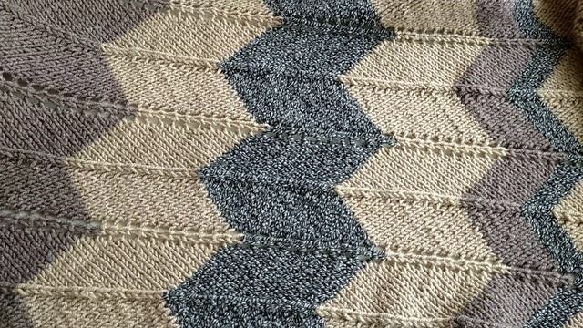 Плед теплый узор зиг-заг связана спицами.