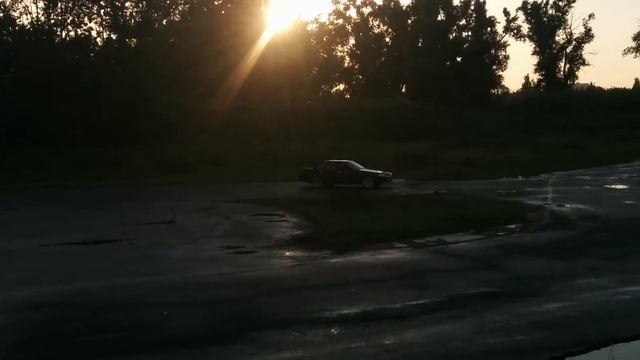 по мокрой трассе на Skyline R31