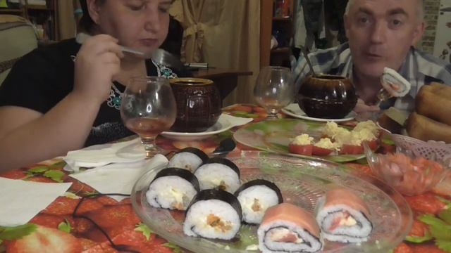 MUKBANG RUSSIA.ROLLS.РОЛЛЫ домашние ВПЕРВЫЕ по-нашенски,а ЖАРКОЕ ЛУЧШЕ...не впечатлили роллы... смотреть онлайн