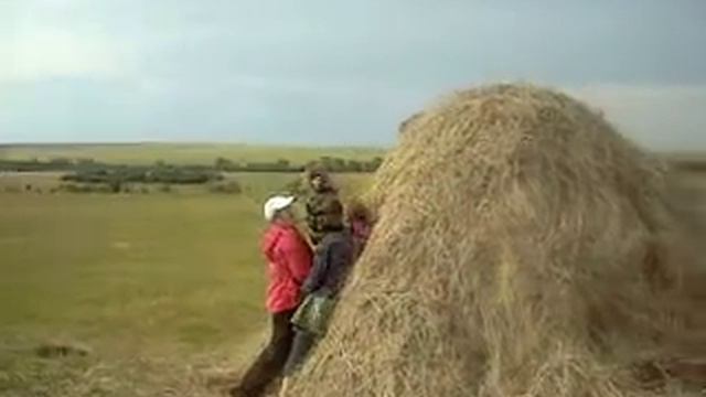 Как залезть на стог сена.avi смотреть онлайн