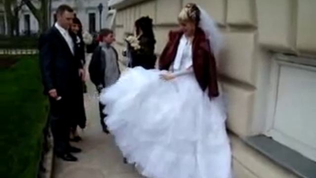 что у невесты под юбкой surprise from bridesmaids) смотреть онлайн