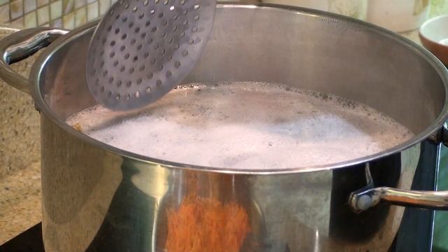 Гороховый суп с копчеными ребрышками. Отличный суп. Гороховый суп с копченостями. смотреть онлайн