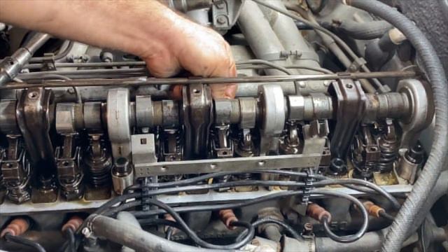 Valve Adjustment on Mercedes inline 6 cylinders engines. смотреть онлайн
