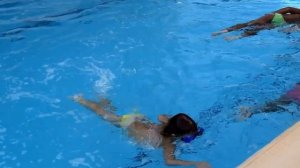 4yo Kid swimming underwater in the pool Diving ♥ Девочка  4-х лет ныряет в глубоком бассейне Плавае