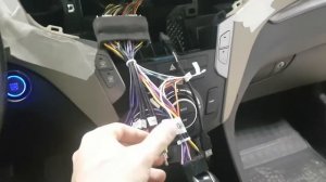 Замена головного устройства в полной комплектации Hyundai Santa Fe 2013