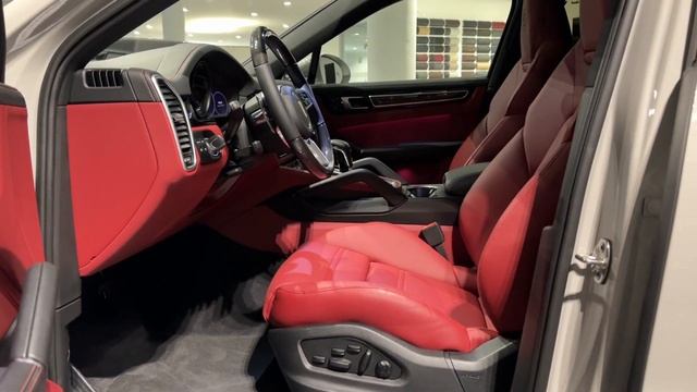 Porsche Cayenne Coupe 2022 Platinum Edition Crayon - Black/Bordeaux Red