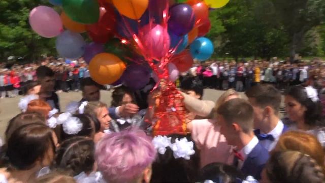 Последний звонок и корабль в небе