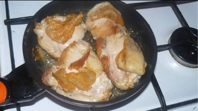 Ароматные куриные бедра на сковороде с чесноком. И быстро, и очень вкусно. смотреть онлайн
