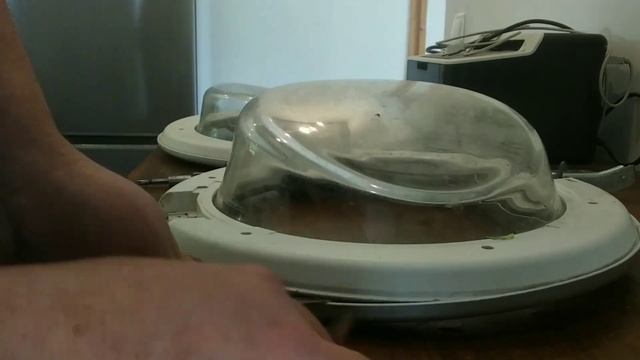 Как самому разобрать люк (дверцу), поменять стекло, починить защелку на Индезит. смотреть онлайн