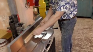 Я нормальный теперь, как все! Научился строгать на фуганке. Хитрый толкатель.