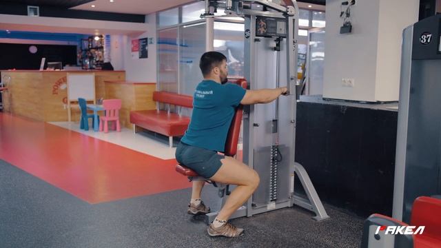 Упражнение "Отведение рук назад в тренажере пек дек" смотреть онлайн