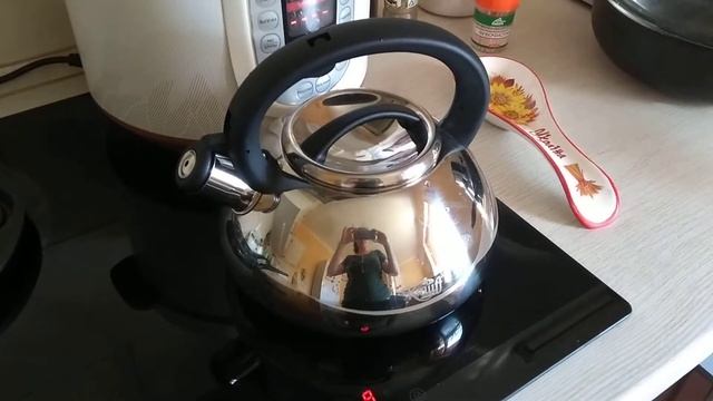 Чайник со свистком Krauff на индукционной плите смотреть онлайн
