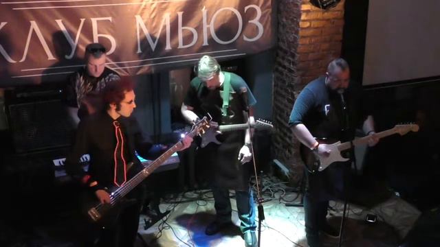 Проект W - Шел мужчина босиком смотреть онлайн