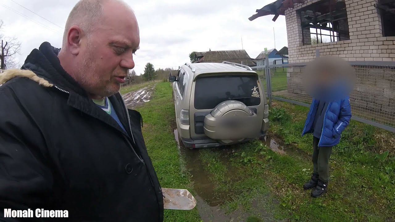 Внедорожник Mitsubishi Pajero застрял, а Чип и Дейл спешат на помощь вытащить машинку возле дома смотреть онлайн