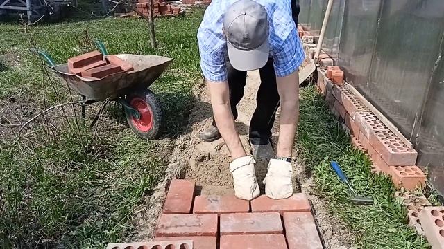 Садовая дорожка из кирпича