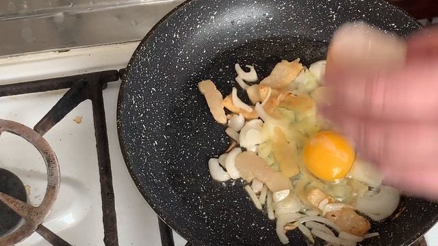 Яичница по деревенски на сале с луком! Country Style Fried Eggs