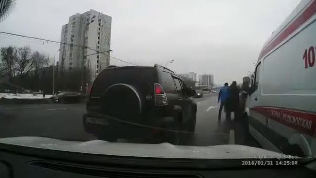 (ВИДЕО) В Москве водители защитили водителя "скорой" от обнаглевшего таксиста смотреть онлайн