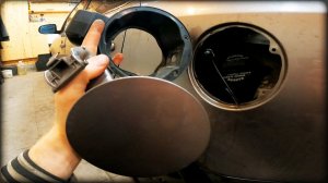 Снимаем крышку лючка бензобака KIA Ceed 2010-2015год