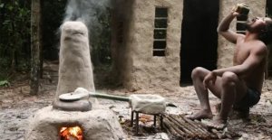 Примитивная технология: приготовление рисового вина из натурального джекфрута.