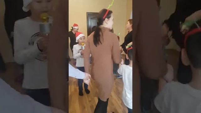 Ёлки шарики хлопушки смотреть онлайн