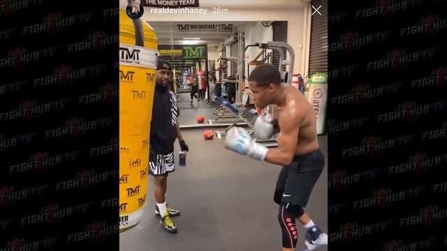 FLOYD MAYWEATHER TEACHING DEVIN HANEY SHOULDER ROLL DEFENSE & HOW TO THROW POWER JABS! смотреть онлайн