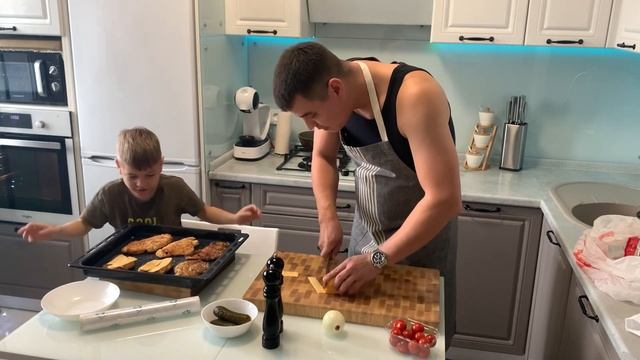 Готовлю с сыном на выходном, пока нет наших девочек))