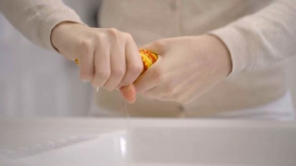 How to empty and clean the clear bin on your Dyson V15 Detect™ cordless vacuum