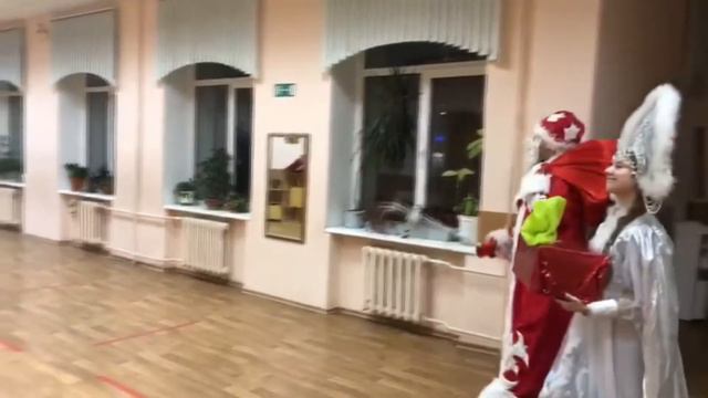 Дед мороз приходит в школу смотреть онлайн