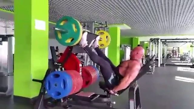Сергей Киселев / тренируем ноги(700кг) смотреть онлайн