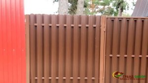 Евроштакетник в шахматном порядке с выносными столбами и калиткой в рамке.