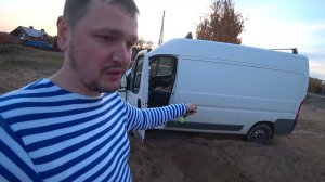 Машина жестко застряла в песке. Удивительно, кто нас вытаскивал.