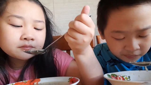 Мы едим вьетнамский суп очень вкусно посмотрите видео