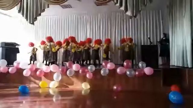 Наша танцевальная группа танцует танец ежиков смотреть онлайн