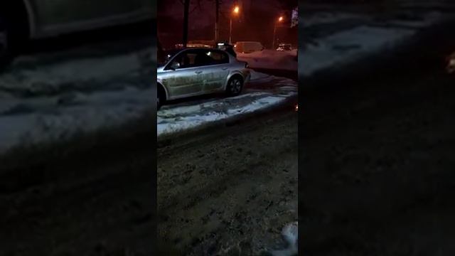 Подозрительный тип крутящейся возле машины. г. Воронеж смотреть онлайн