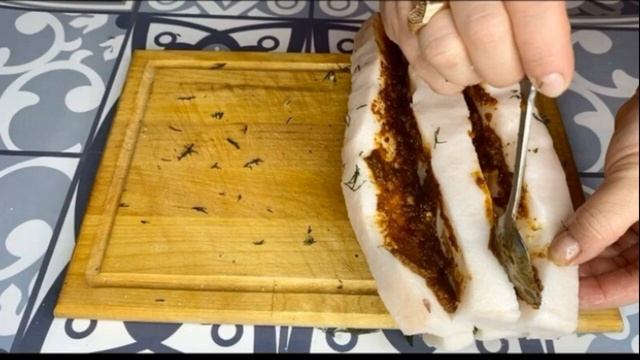 ВКУСНОЕ САЛО - Солим сало с прослойками из специй смотреть онлайн