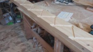 Выбираем  пазы под ступени и подступёнки