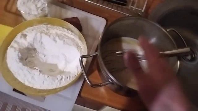 Готовим пиццу дома. Замешиваем тесто для пицци. смотреть онлайн